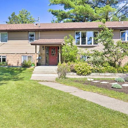 Simple Cranberry And Wine Farm Home With Fire Pit! Eagle River Exterior photo